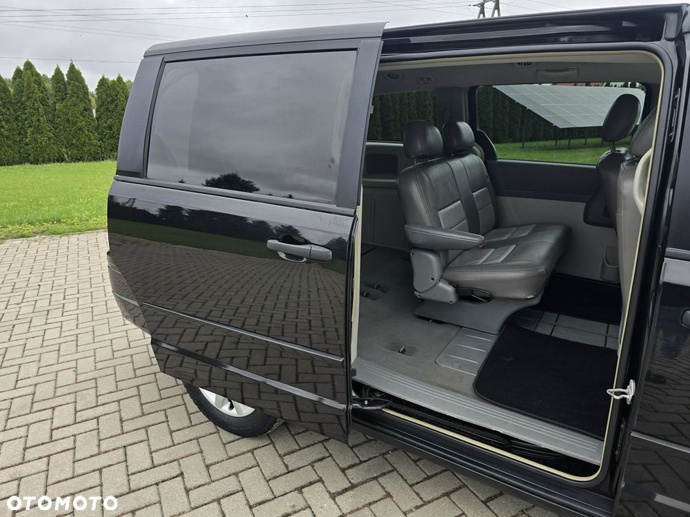 Chrysler Town & Country - 22