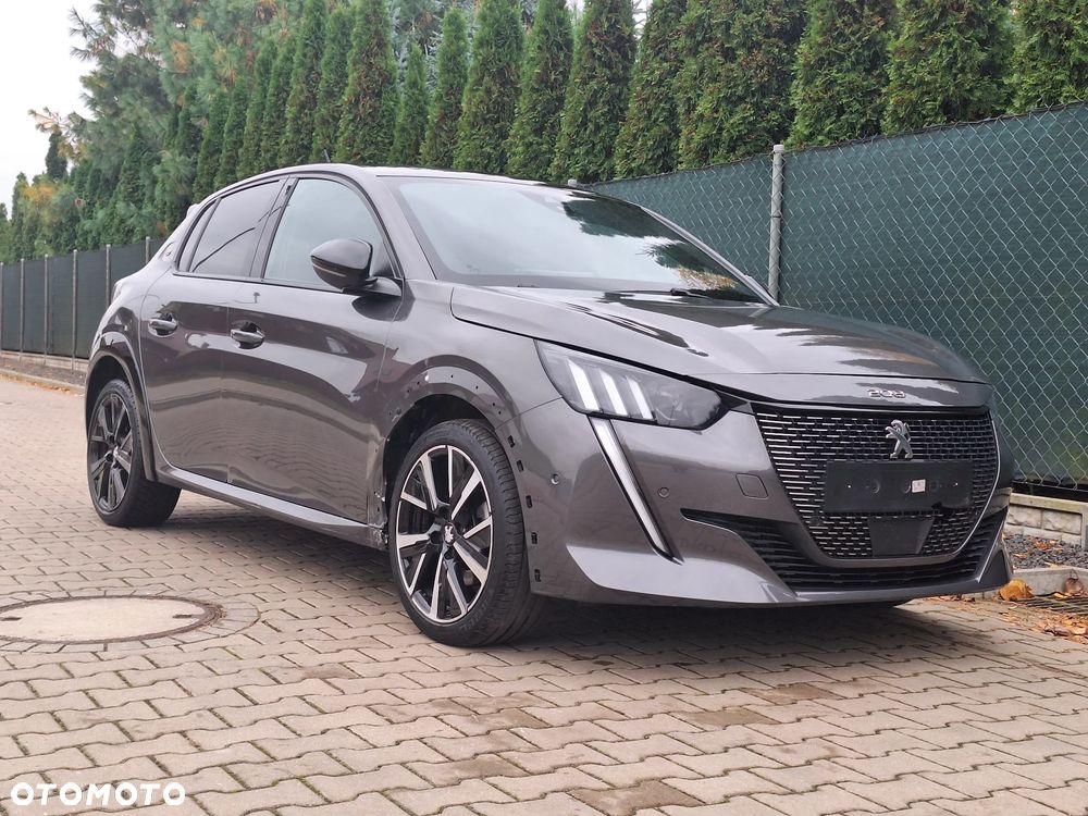 Peugeot 208 - 8