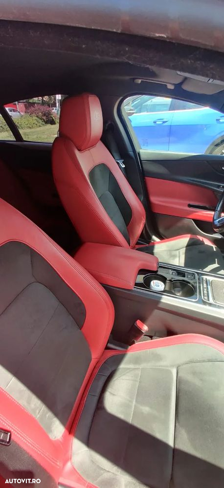 Jaguar XE RWD S - 13