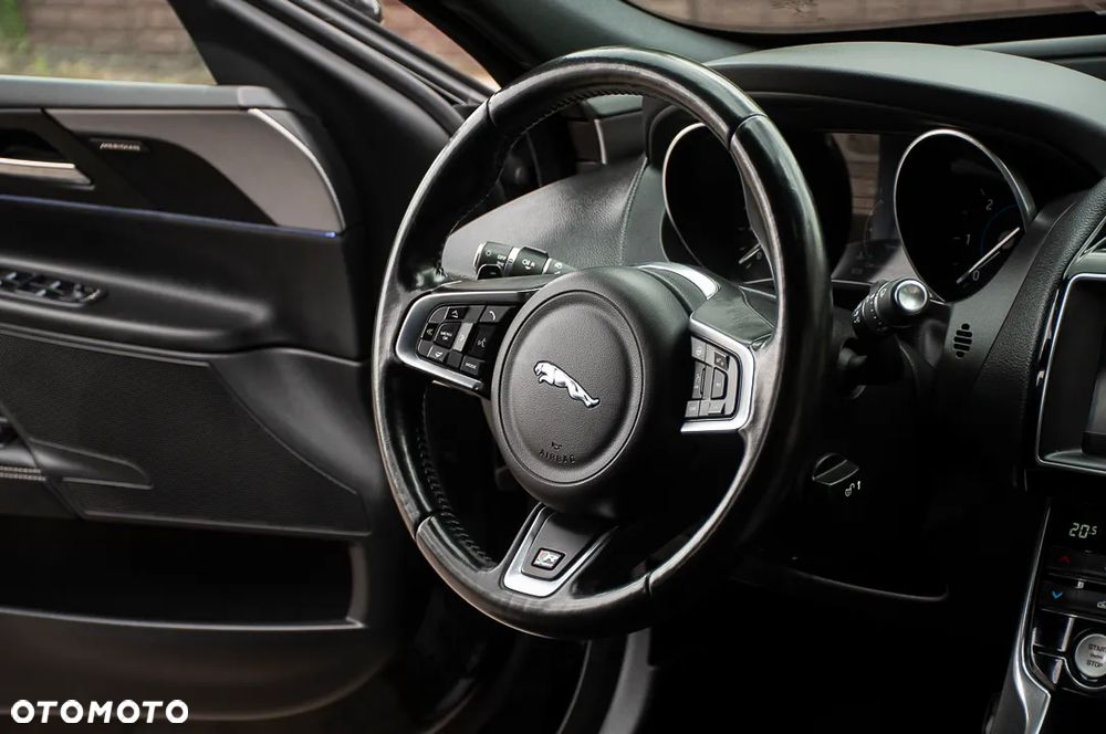 Jaguar XE - 8