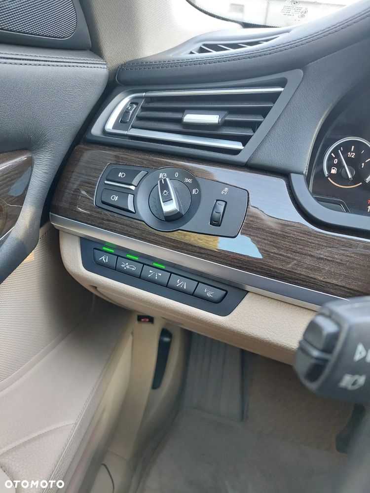 BMW Seria 7 750i L - 12