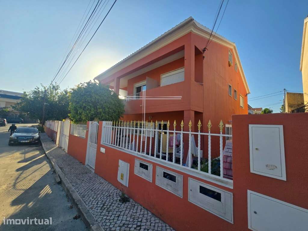 Moradia isolada T4, com 2 pisos e sótão. Anexo e garagem na zona ex... - Grande imagem: 2/39