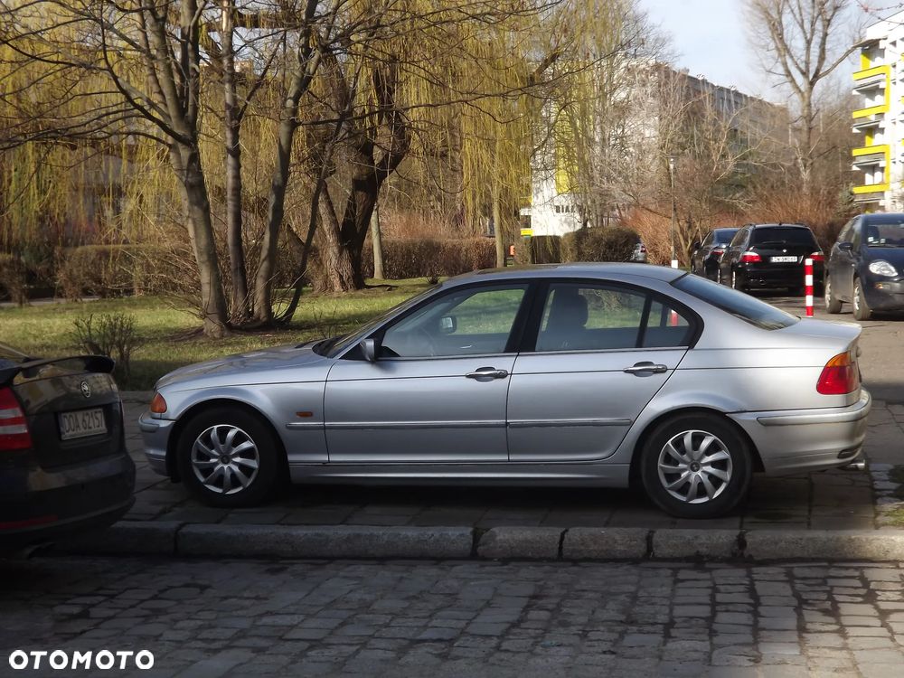 BMW Seria 3 318i - 4
