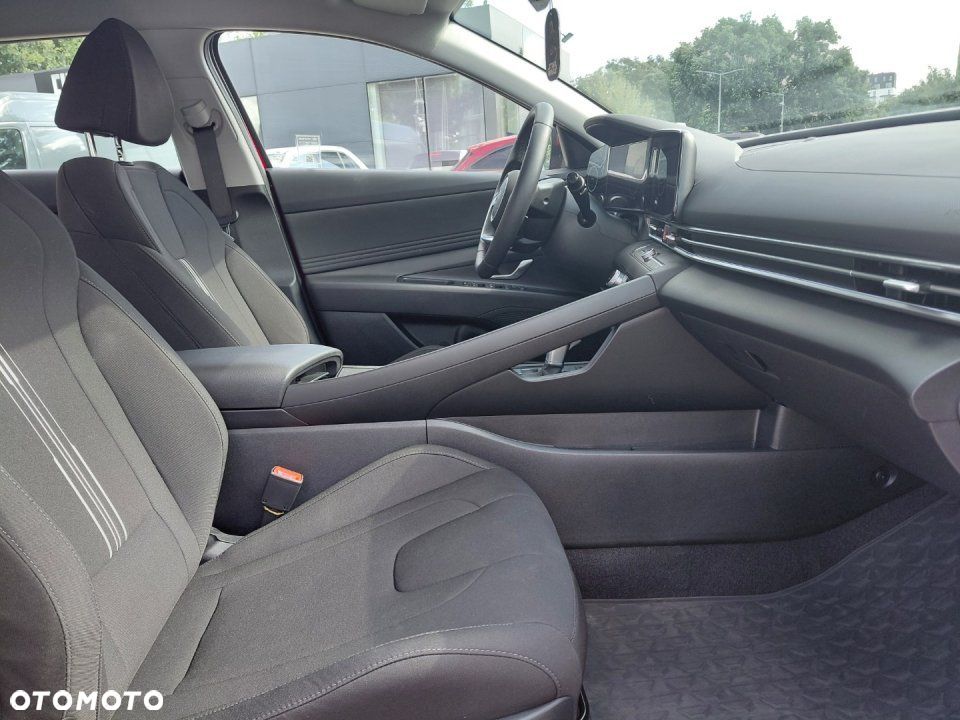 Hyundai Elantra - 32