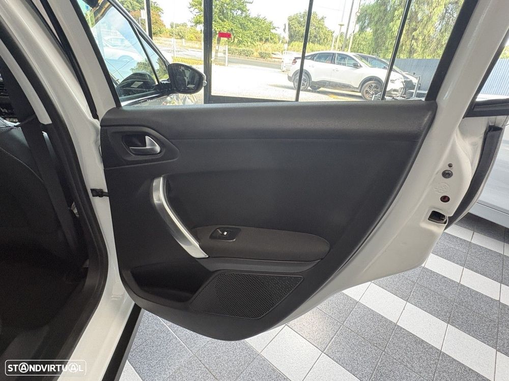 Peugeot 2008 1.2 PureTech Allure - 21