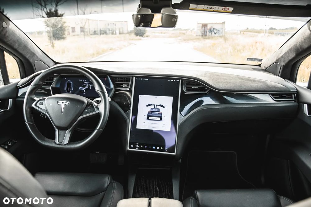 Tesla Model X - 24