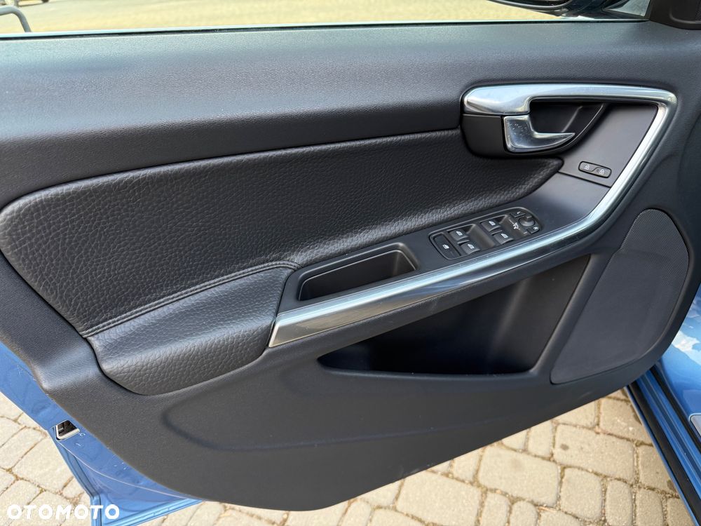 Volvo V60 D6 AWD Plug-in Hybrid Momentum - 25