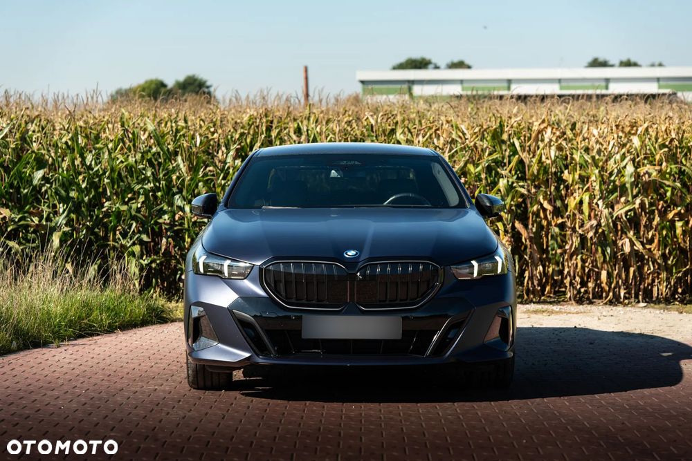 BMW Seria 5 2024 photo 2