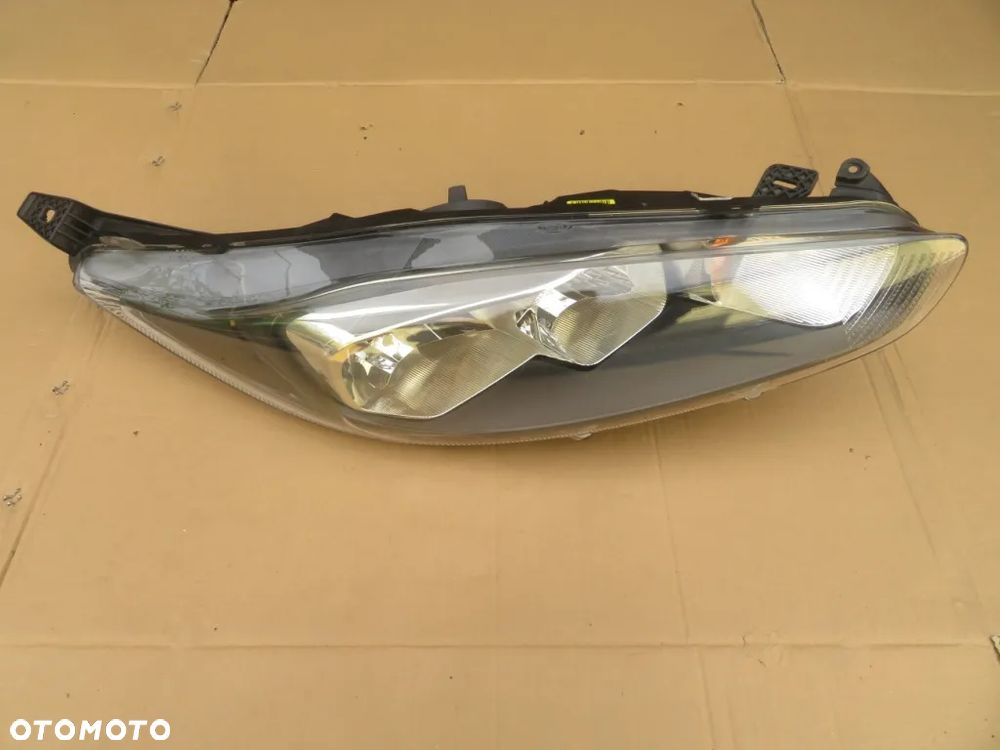 REFLEKTOR PRAWY FORD FIESTA MK7 LIFT 13-17R DEMONTAŻ KRAKÓW - 2