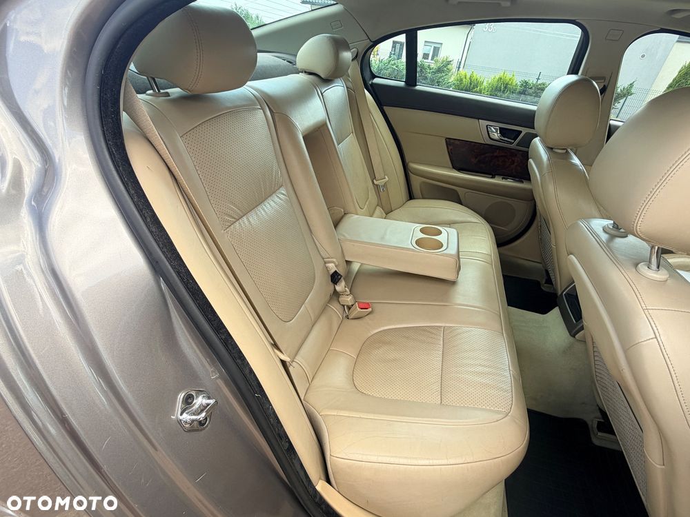 Jaguar XF 2.7 V6 Premium Luxury - 23