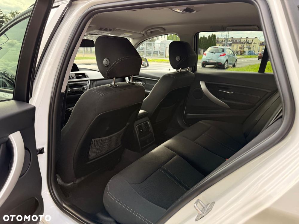 BMW Seria 3 318d Sport Line - 12