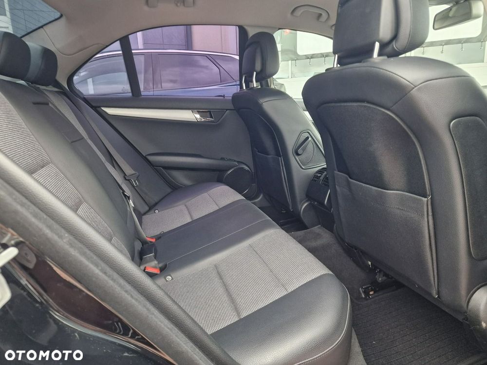Mercedes-Benz Klasa C 180 BlueEFFICIENCY 7G-TRONIC Avantgarde - 24