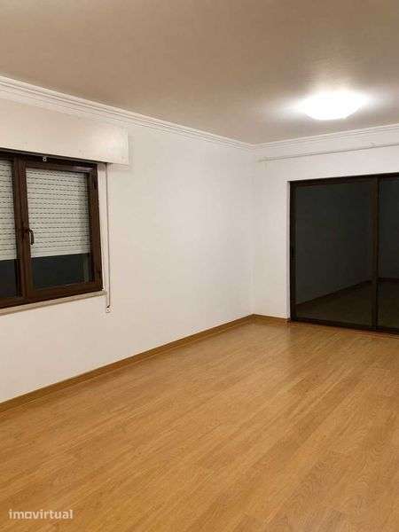 Apartamento T3 para arrendar em Miraflores (Algés) - Grande imagem: 2/11