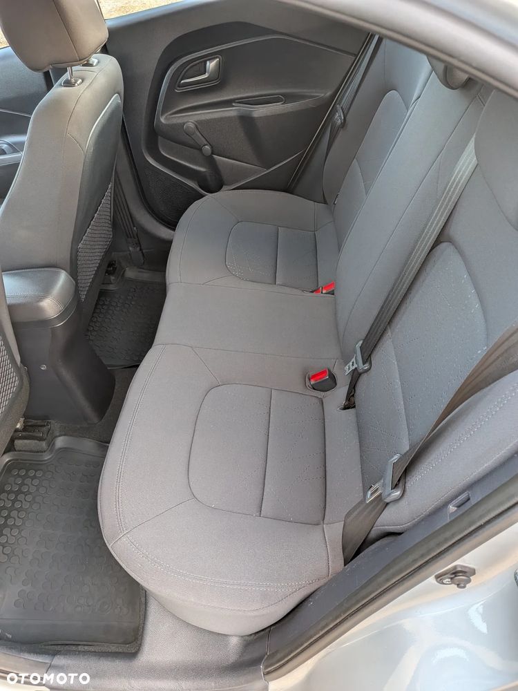 Kia Rio 1.2 L - 8