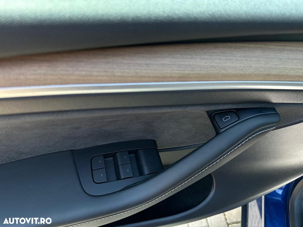 Tesla Model Y Long Range Dual Motor AWD - 21