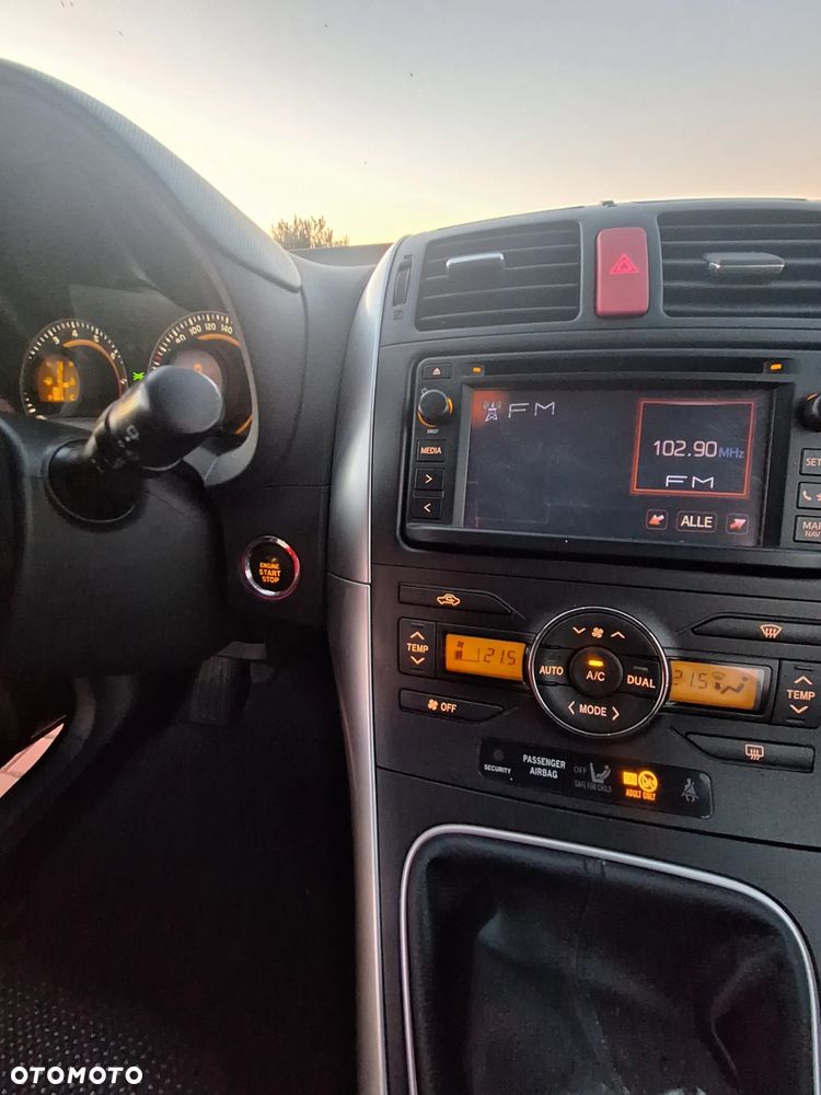 Toyota Auris 1.6 Executive - 24