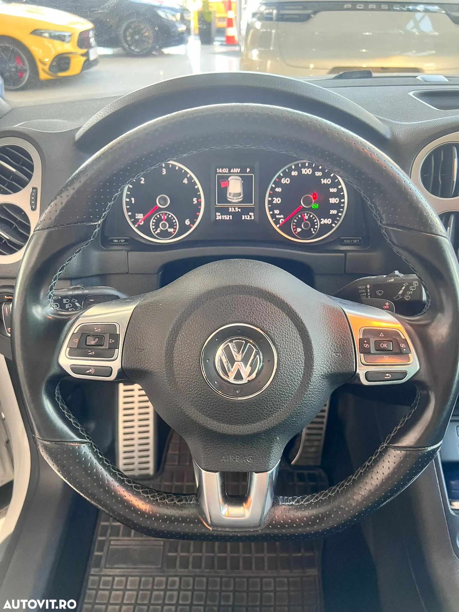 Volkswagen Tiguan - 11