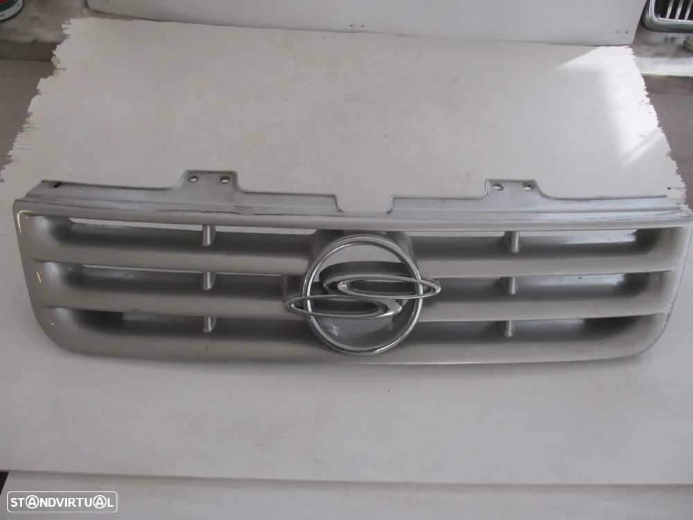 Grelha Frontal Simbolo SangYong Musso - 2