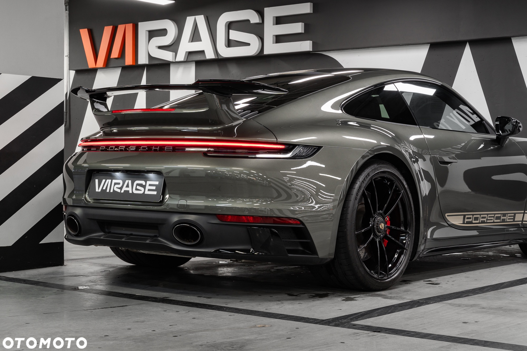Porsche 911 Carrera 4 GTS - 21
