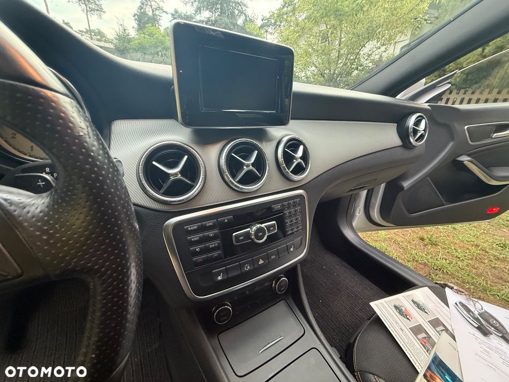 Mercedes-Benz CLA 200 7G-DCT Orange Art Edition - 33
