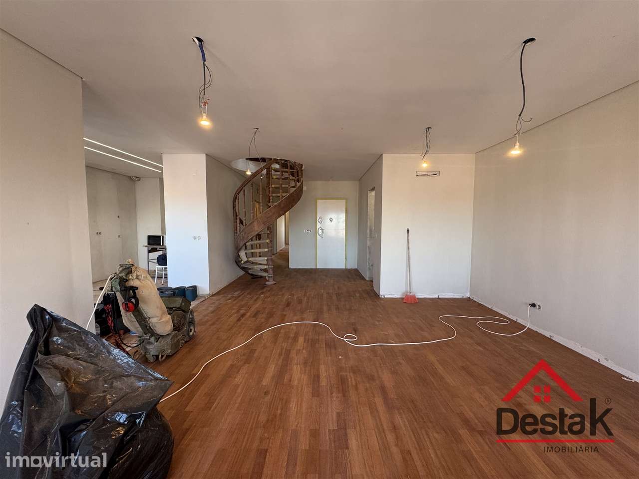 T3+1 DUPLEX Totalmente Renovado com Dois Pátios e Excelentes Áreas - Grande imagem: 2/24