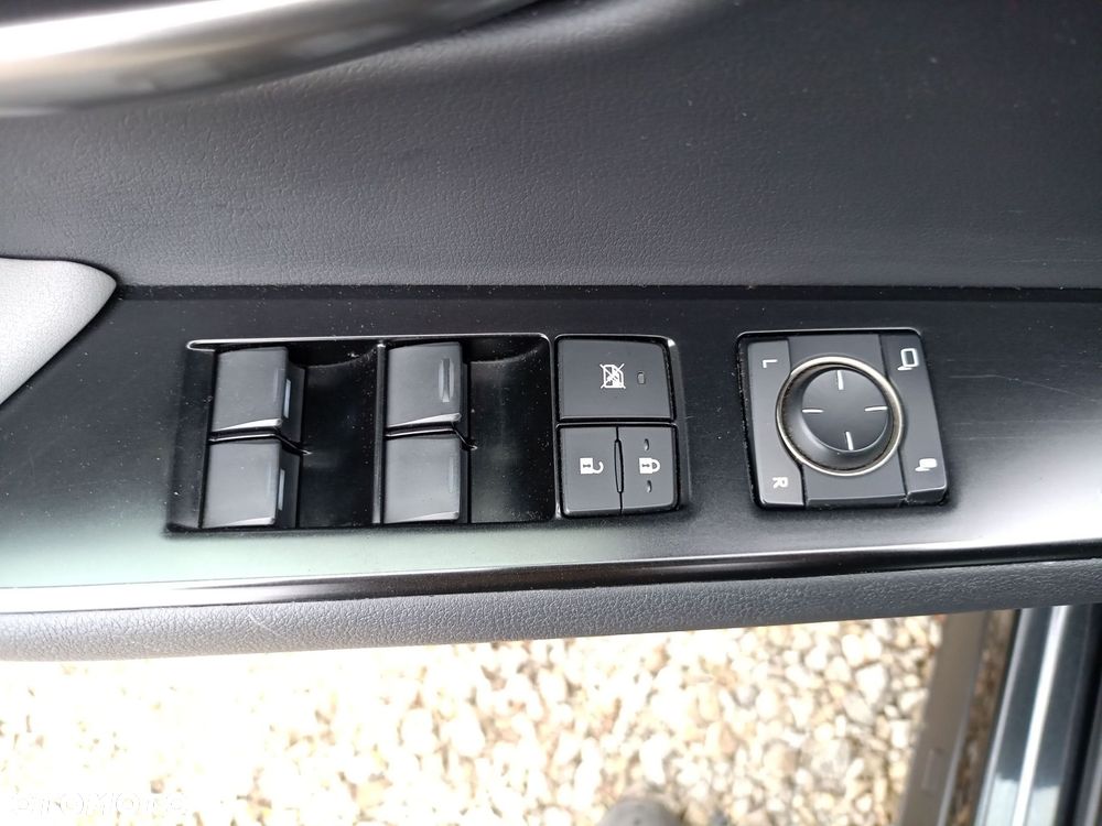 Lexus UX - 25