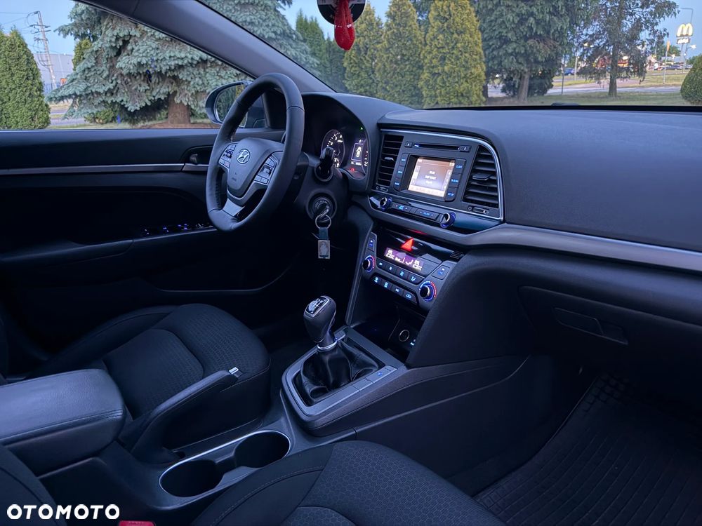Hyundai Elantra 1.6 Comfort - 12