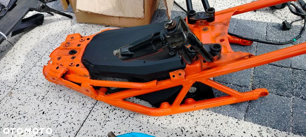 KTM DUKE 125 KOŁO FELGA OWIEWKA LAGI STELAZ OGON ZADUPEK SIEDZENIE 2022 - 17