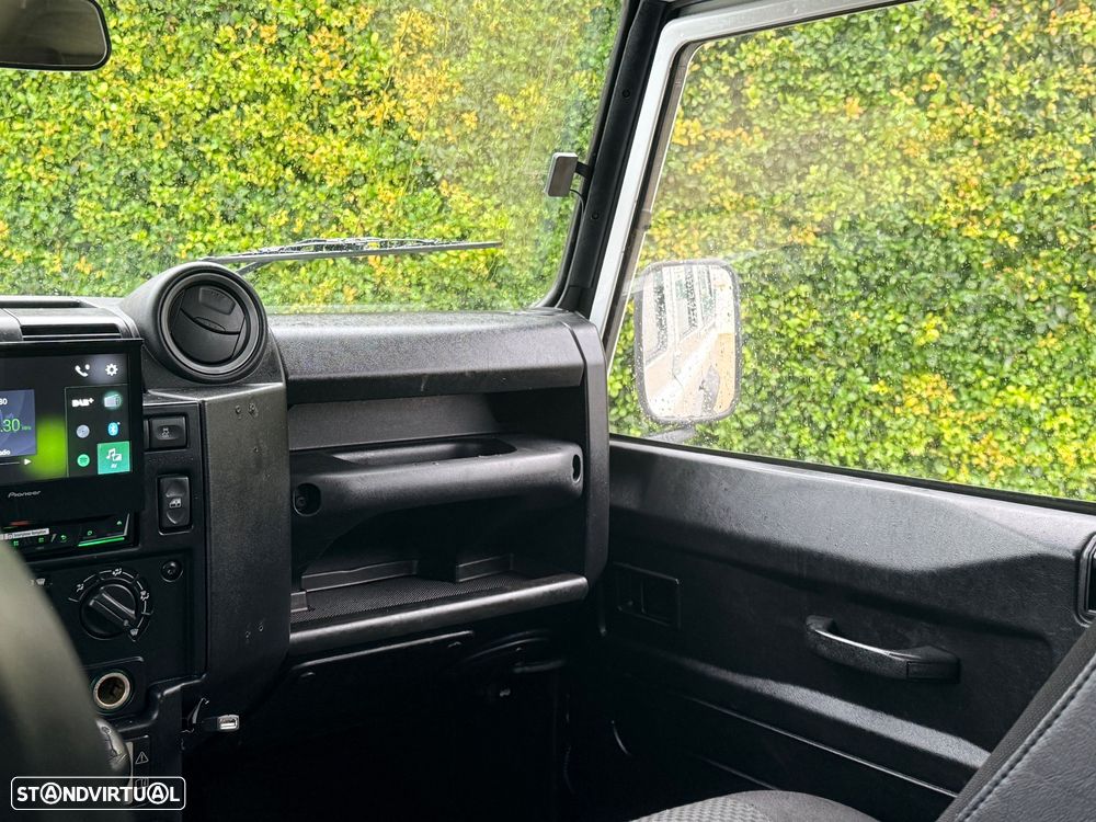 Land Rover Defender - 21