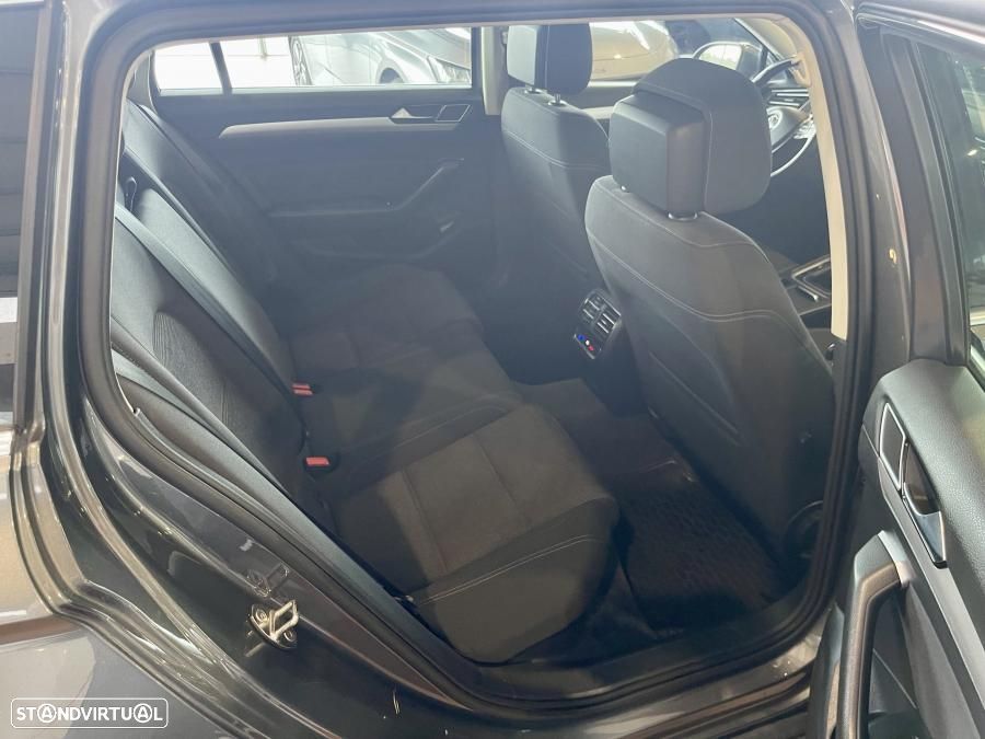 VW Passat Variant 1.6 TDI BlueMotion - 24