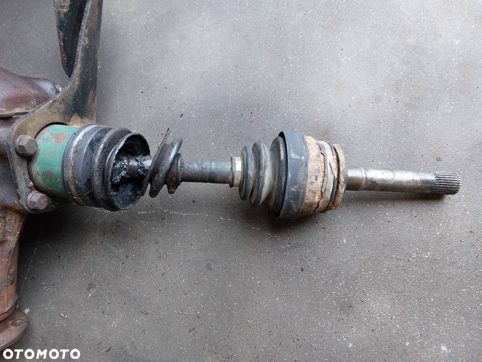 PÓŁOŚ PRAWY PRZÓD MITSUBISHI PAJERO I 2.5 TD - 1