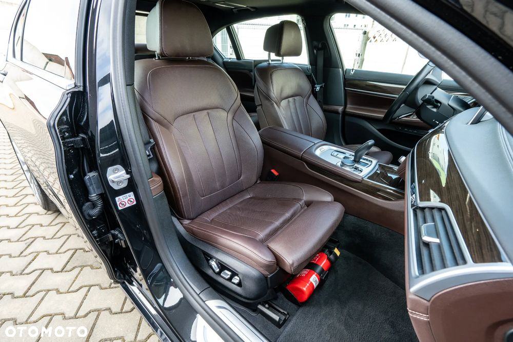 BMW Seria 7 750Li xDrive - 12