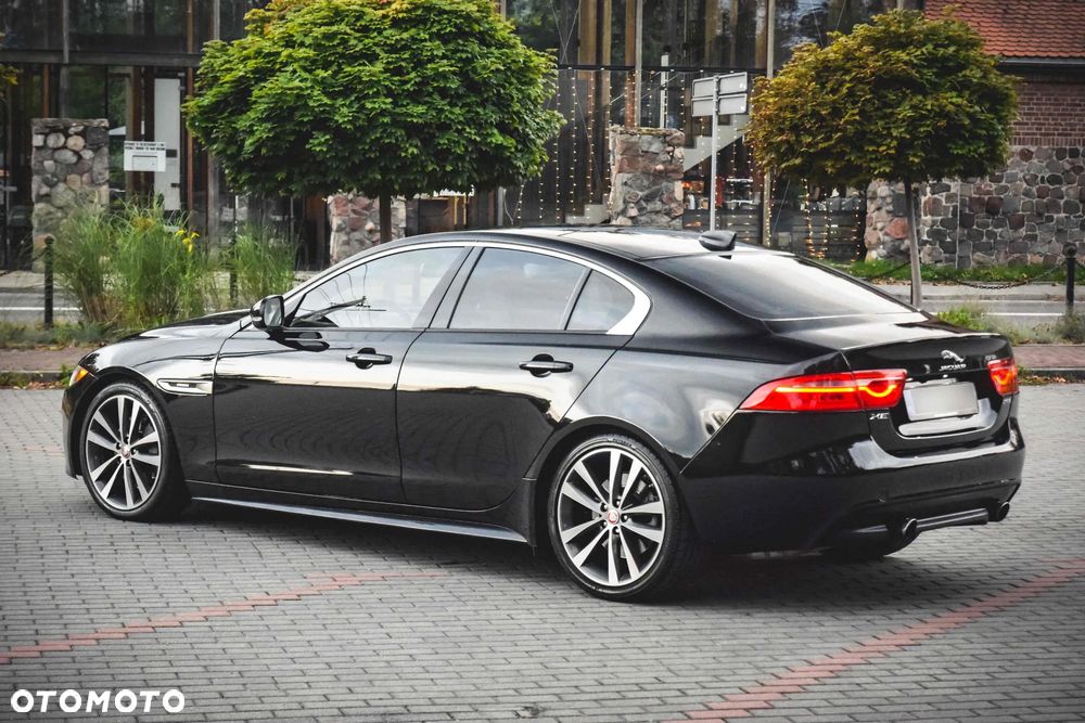 Jaguar XE 2.0 T R-Sport - 11