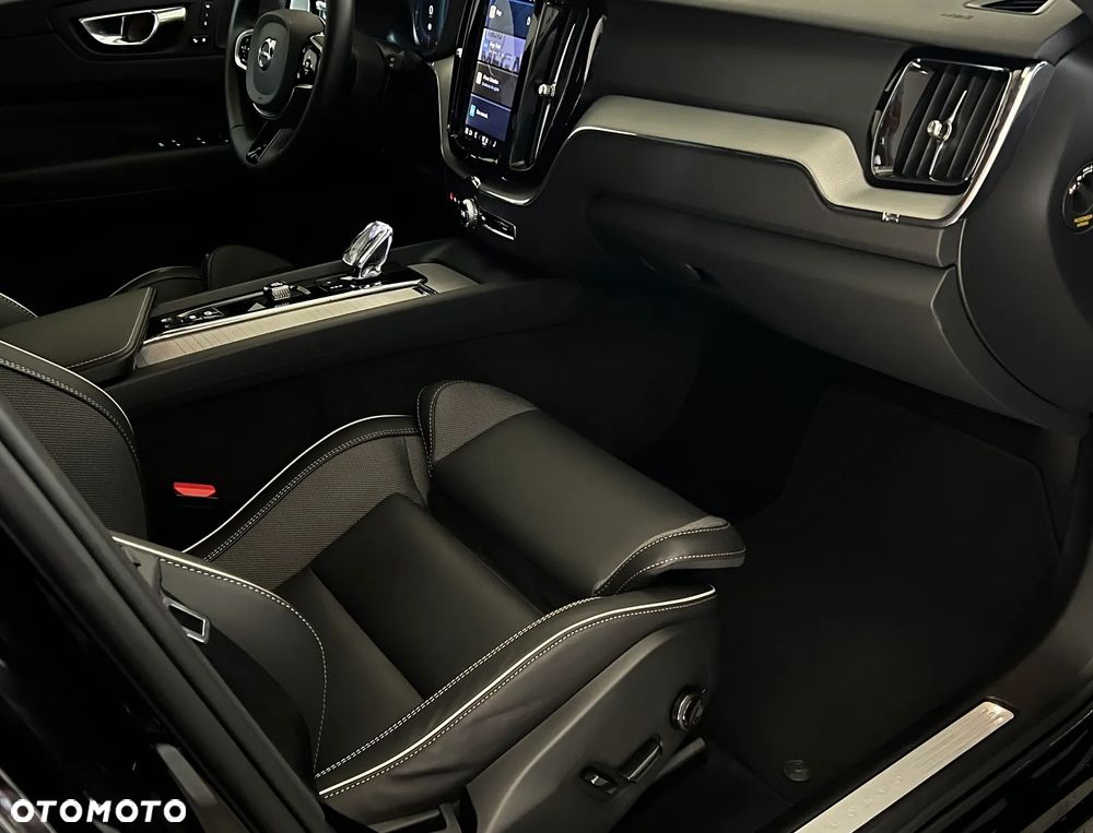 Volvo XC 60 B4 D AWD Plus Dark - 11