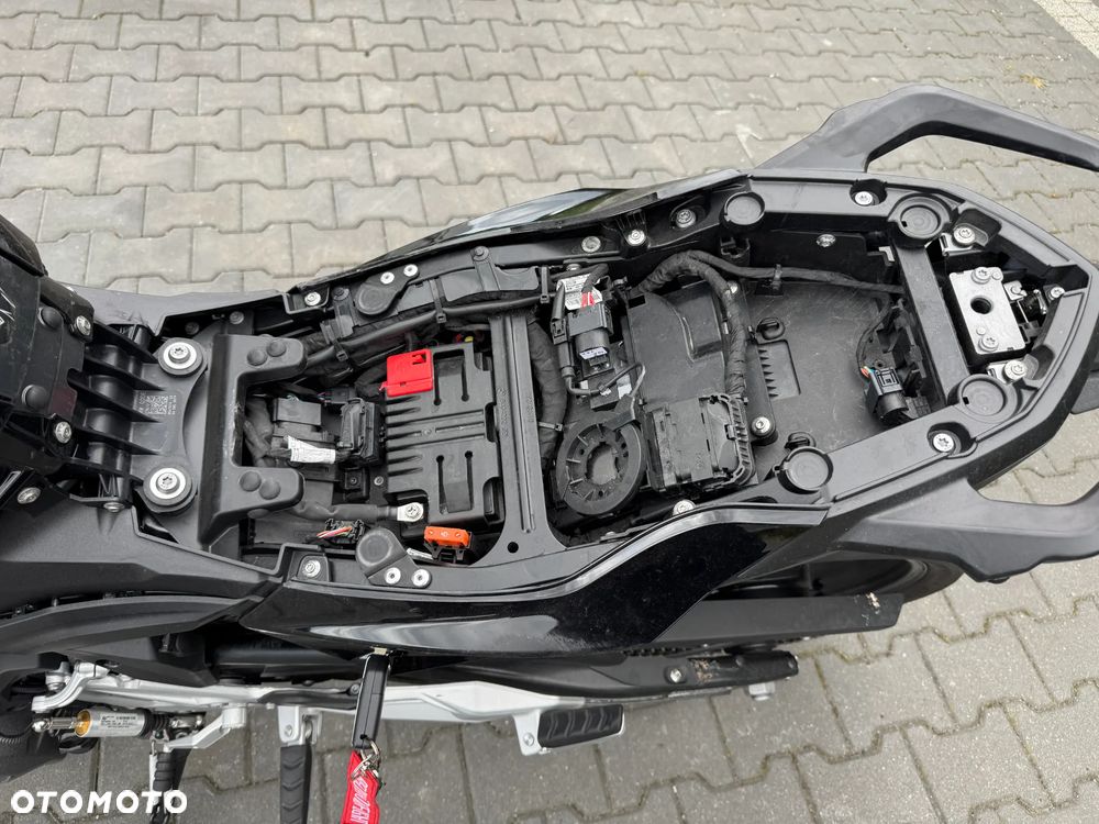 BMW F - 24