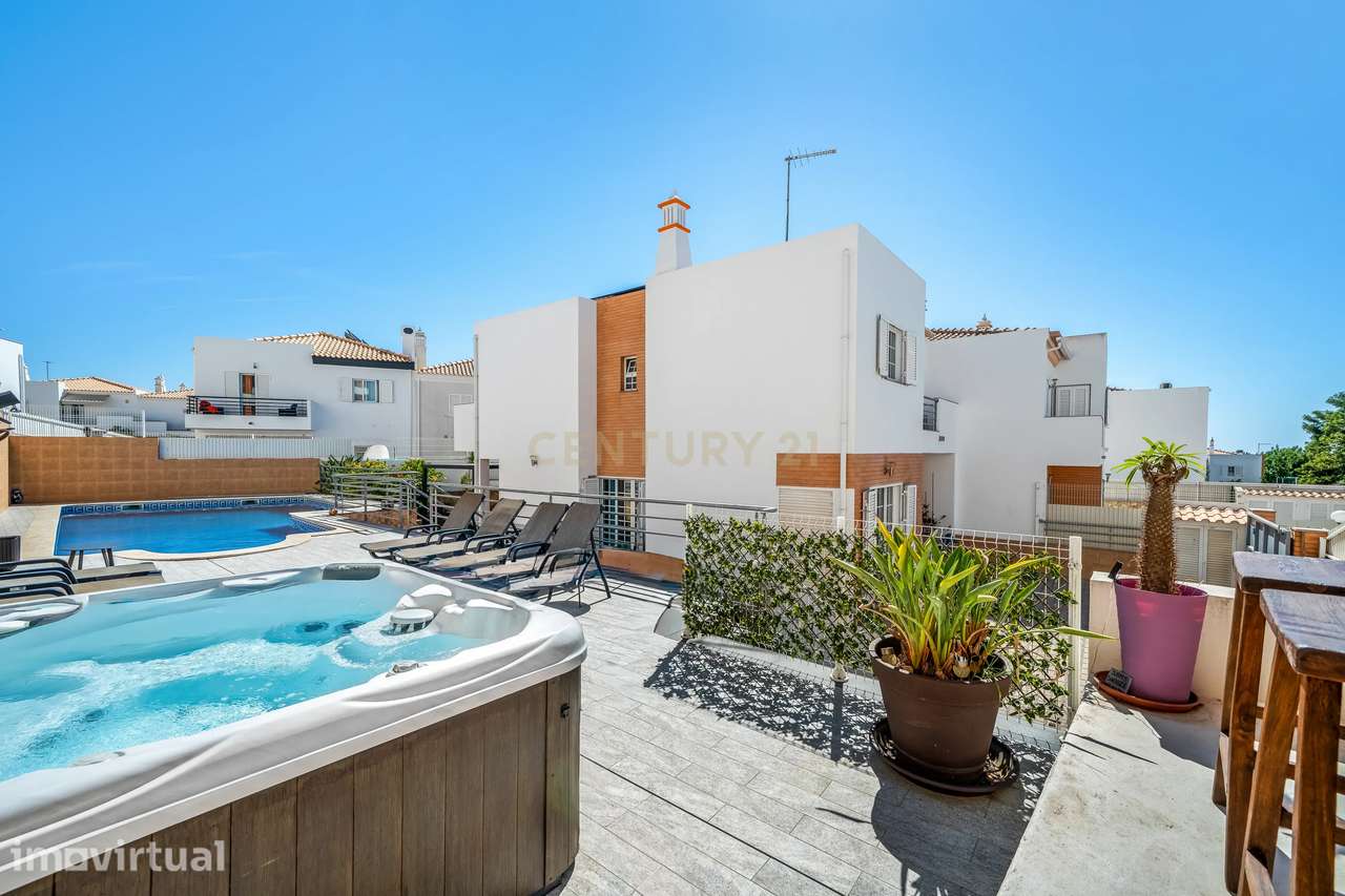 Moradia T4 com piscina, jacuzzi e garagem em Vale Pedras, Albufeira - Grande imagem: 2/32