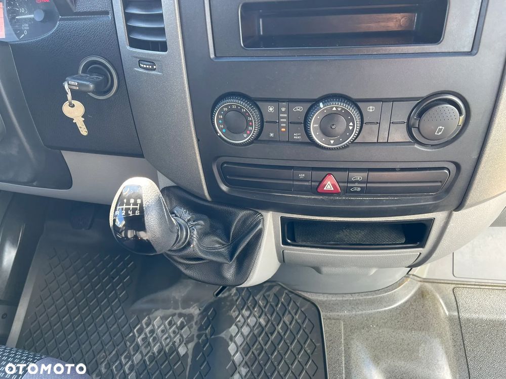 Mercedes-Benz Sprinter - 12