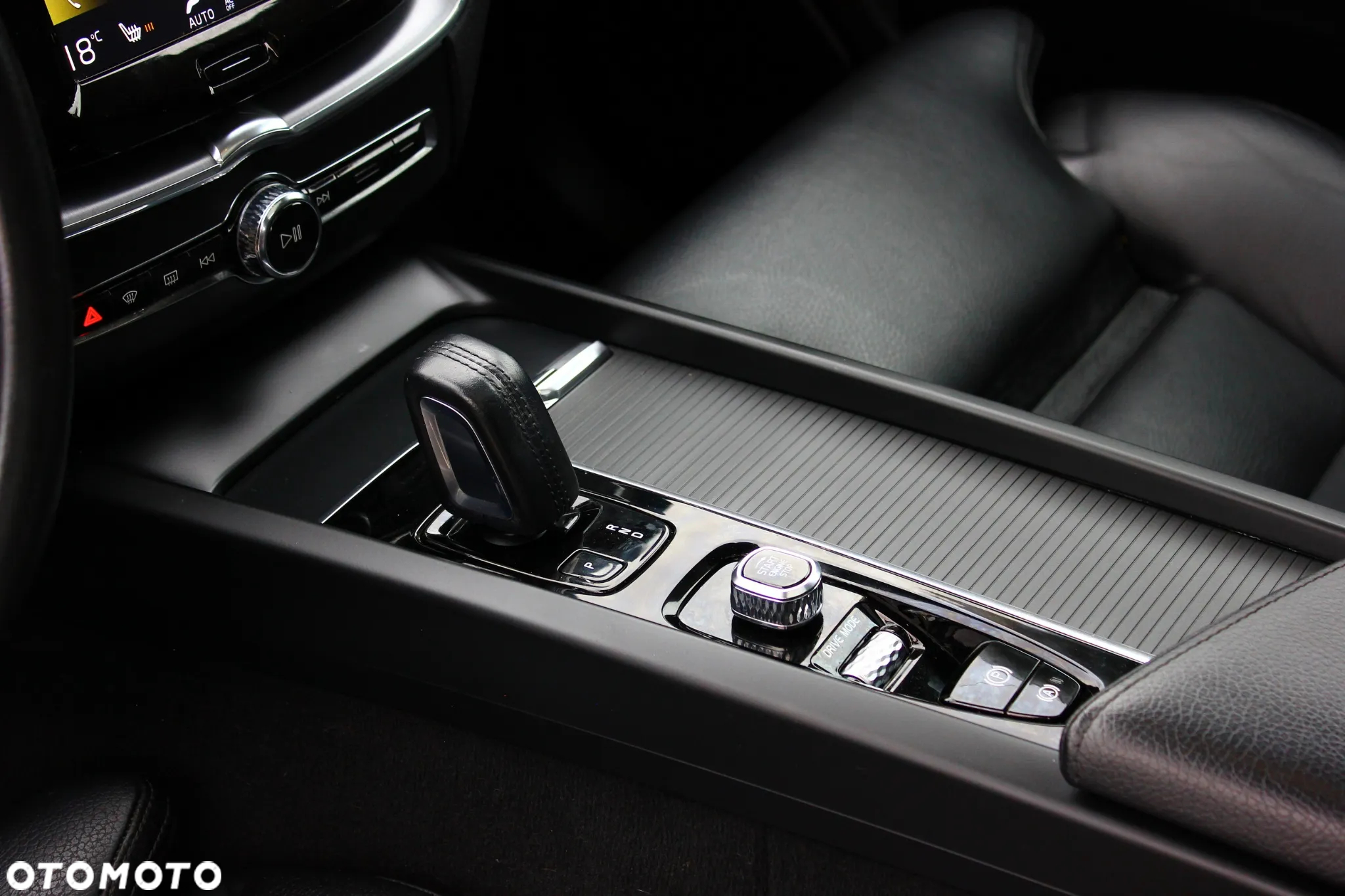 Volvo XC 60 T8 Twin Engine AWD Geartronic Momentum - 26