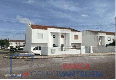 Moradia T3, de 2 pisos, implantada em terreno com 155m², em Elvas - Grande imagem: 2/9