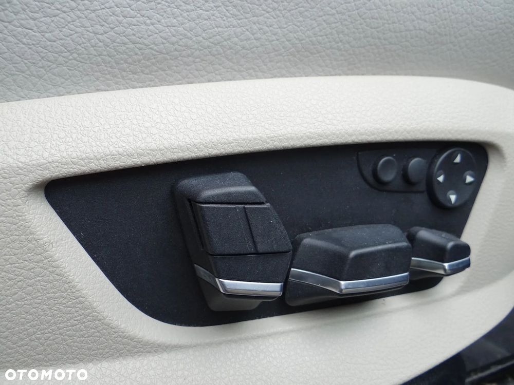BMW Seria 5 525d - 32