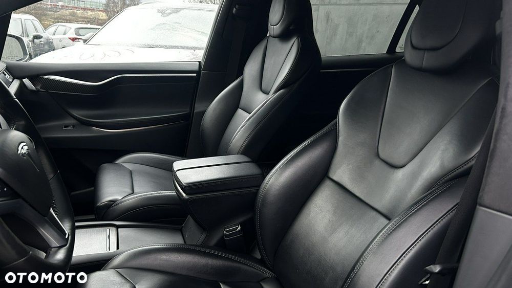 Tesla Model X - 16