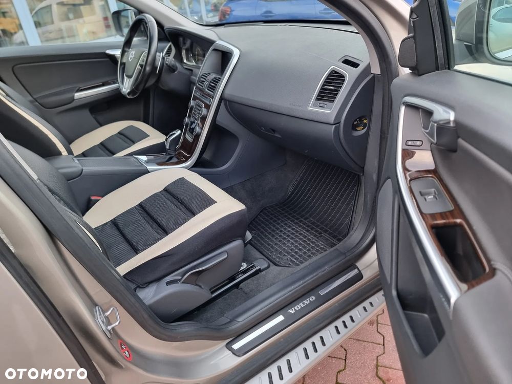 Volvo XC 60 D5 AWD Geartronic Momentum - 8