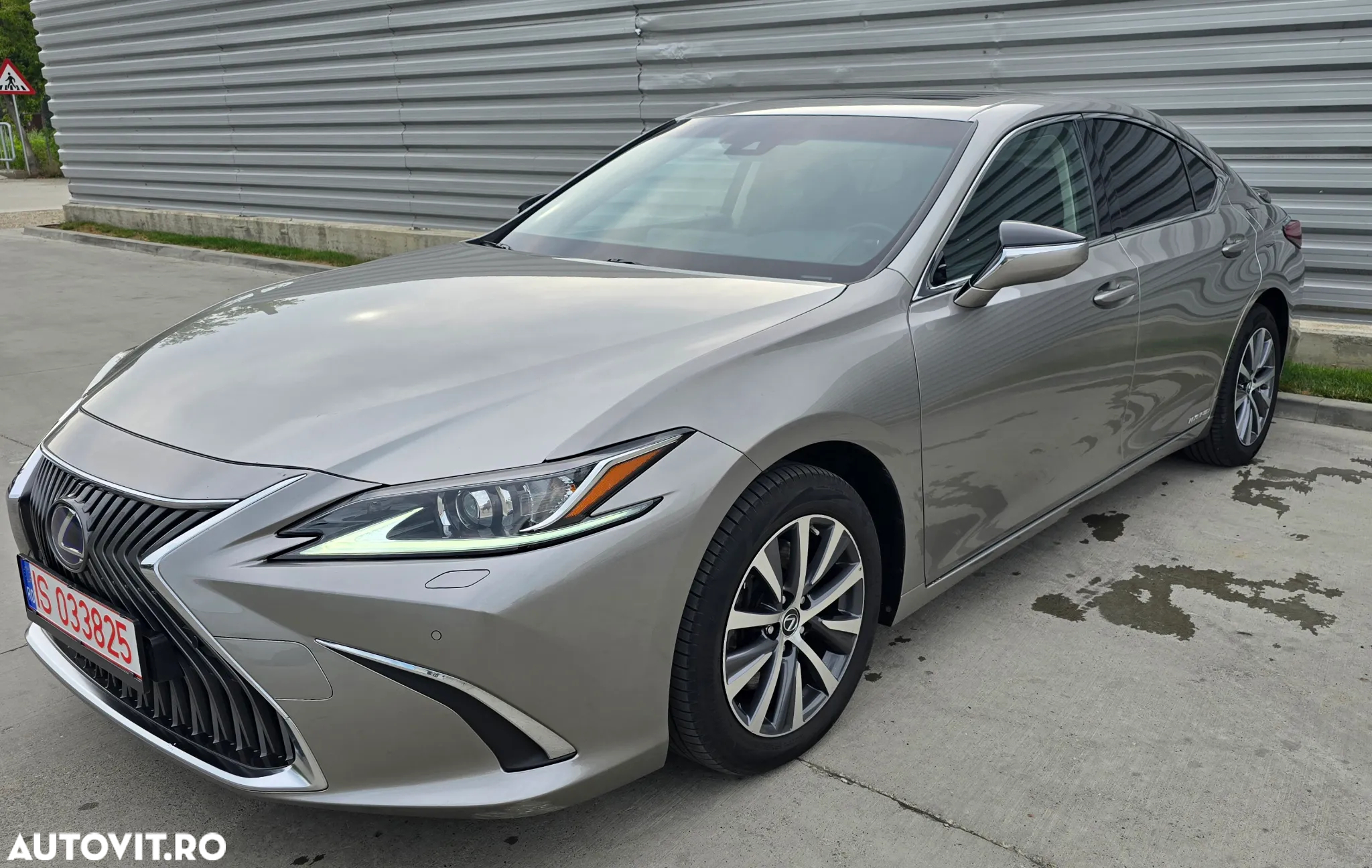 Lexus Seria ES 300h 2.5 TNGA HV 25H- 4X2 CVT Business - 4