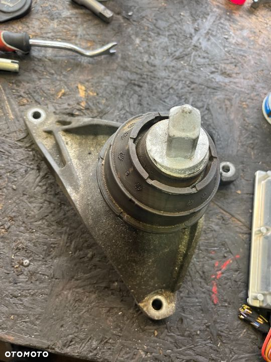 Poduszka silnika prawa z łapą Bmw e39 525d 530d M57