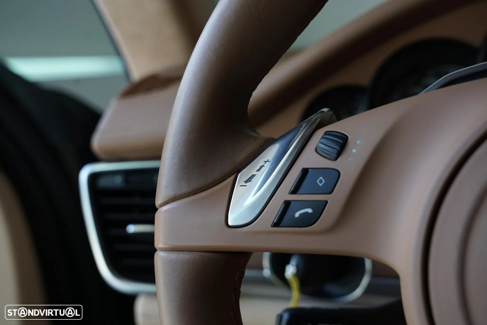 Porsche Panamera Turbo PDK - 35