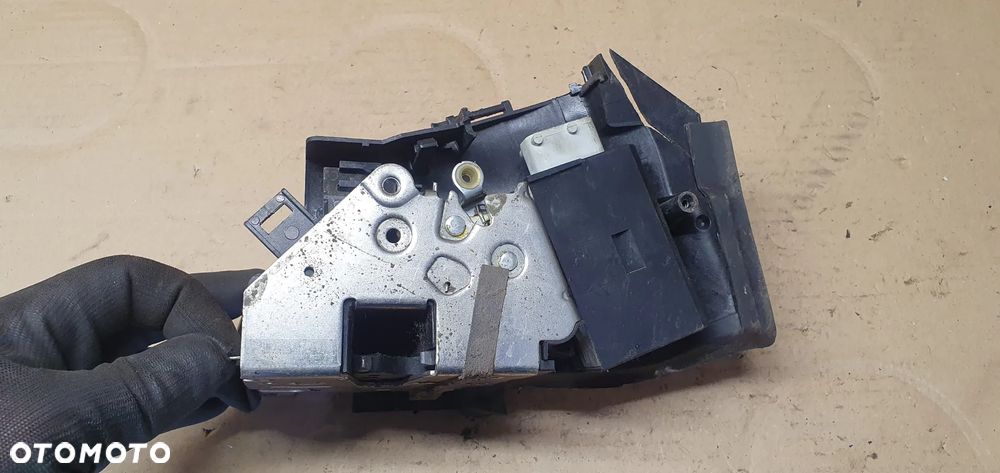 Zamek prawy przód przedni prawy BMW E39 8235126 - 2