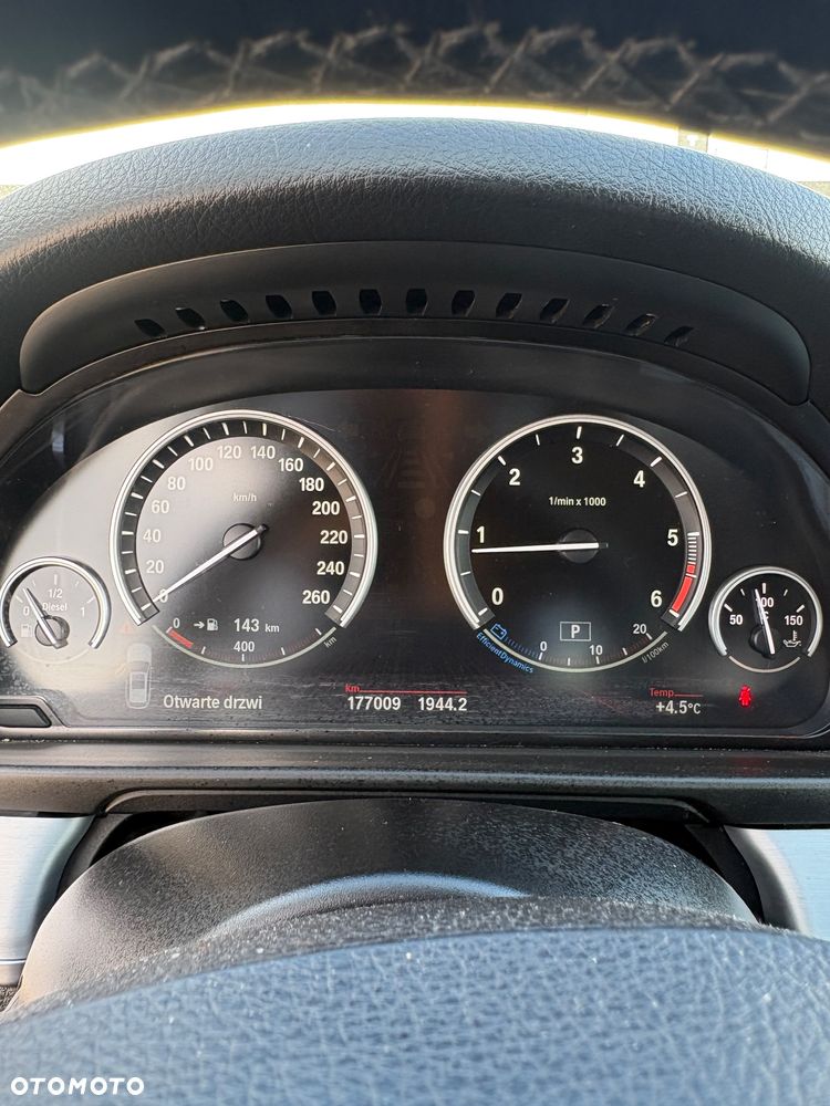 BMW Seria 5 525d xDrive - 11