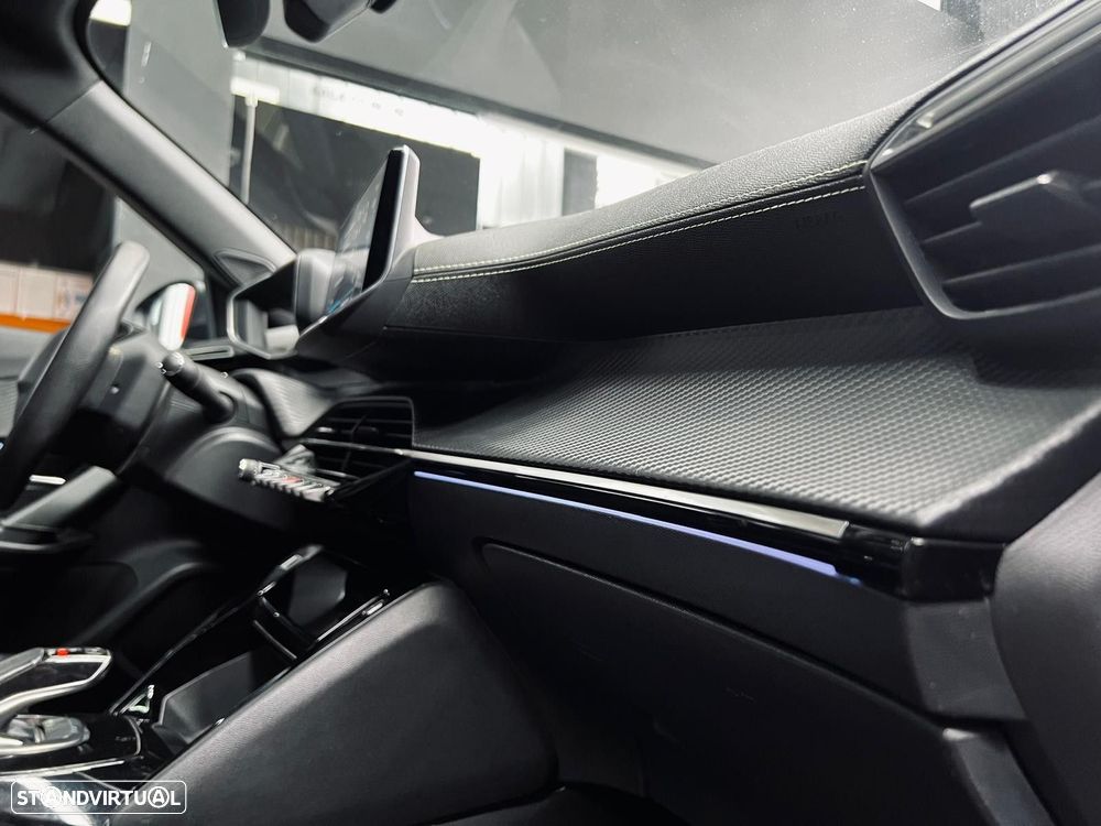 Peugeot e-2008 50 kWh GT - 41