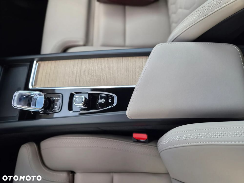 Volvo XC 60 B5 B AWD Plus Dark - 17