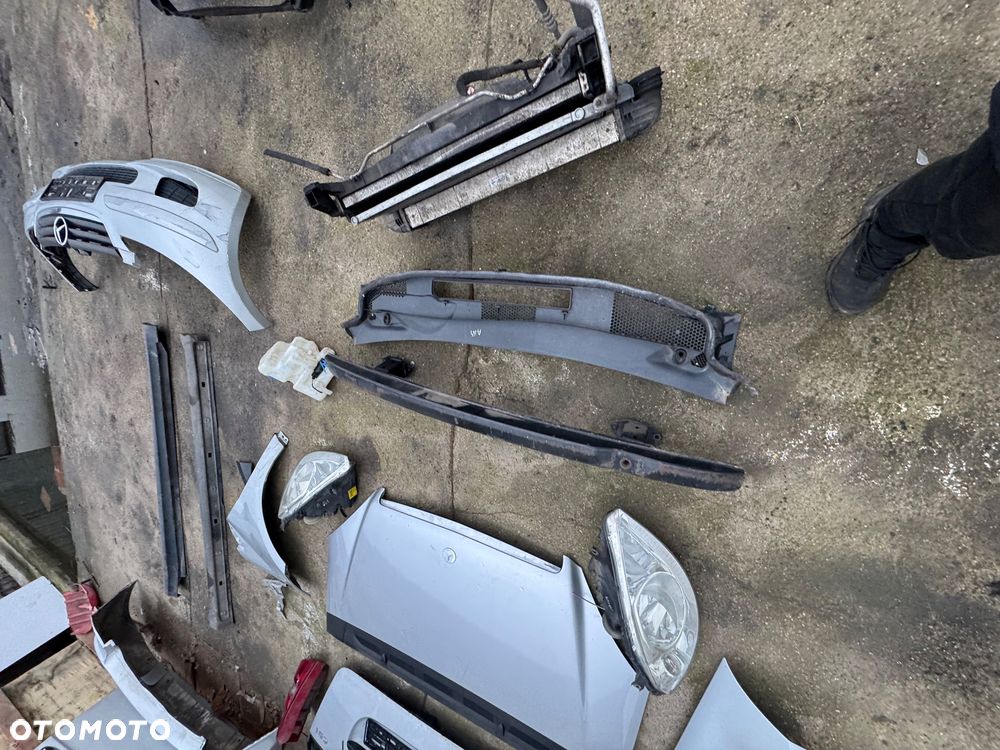 Mercedes a klasa w169 kolor srebrny 761 lampy przód prawa lewa przednie tylnie tył maska błotnik prawy lewy podszybie dysze spryskiwacza osłona plastik na masce wlot maski lampy tył drzwi prawe lewe przednie tylnie pas przedni chłodnice podszybie zderzak przód przedni progi - 18